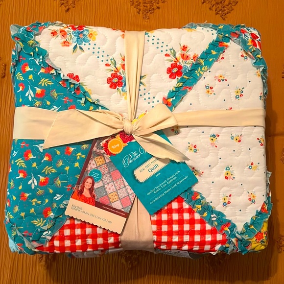 Pioneer Woman Quilt Setnull